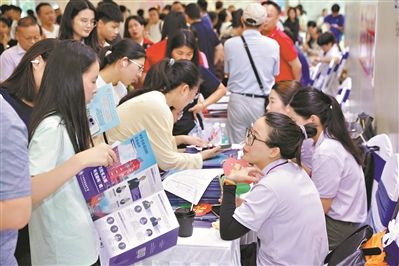 广州中考补录招生咨询会火热举行 家长点赞 专业实在